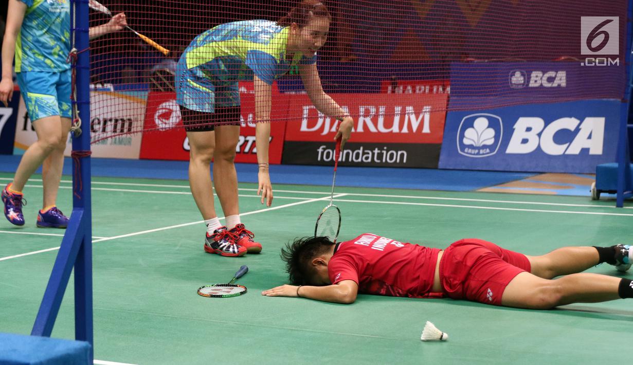 Ganda Putri Indonesia, Apriyani Rahayu terjatuh saat melawan Chang Ye Na/Lee So Hee (Korsel) di Babak Kedua Indonesia Open 2017, Jakarta, Kamis (15/6). Greysia/Apriyani kalah 18-21, 14-21. (Liputan6.com/Helmi Fithriansyah)