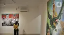 Pengunjung mengamati salah satu karya lukis yang ditampilkan dalam pameran "Antara Kecemasan dan Harapan" di Gedung D Galeri Nasional Indonesia, Jakarta Pusat, Minggu (7/5/2023). (merdeka.com/Iqbal S Nugroho)
