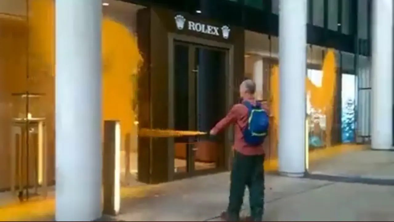 Aktivis Lingkungan Kembali Beraksi, Semprot Cat ke Toko Rolex di London