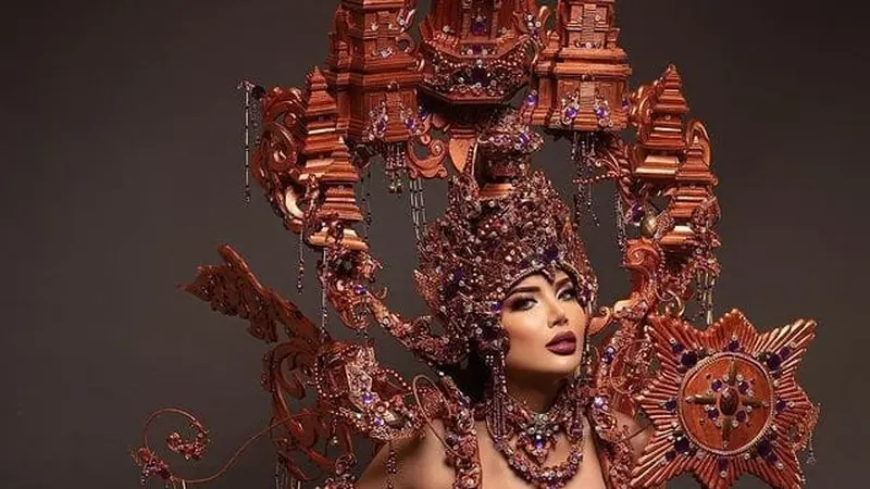 Kostum karya desainer muda bernama Arby Jaya Sasmita berkibar diajang bergensi kelas dunia, Miss International Queen 2023. (Istimewa)