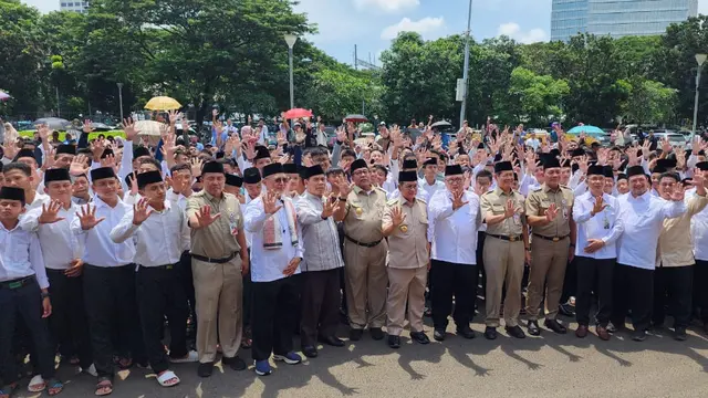Gubernur Jakarta, Pramono Anung bersama wakilnya, Rano Karno melepas keberangkatan 1.700 santri Gontor asal Jabodetabek untuk kembali melanjutkan pendidikan. (Istimewa)