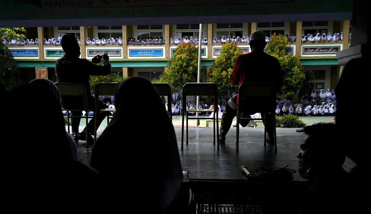 Guru dan siswa menghadiri peringatan Hari Kesehatan Jiwa Sedunia di sebuah SMP Islam di Banda Aceh, Aceh, Kamis (14/10/2021). Hari Kesehatan Jiwa Sedunia atau World Mental Health Day diperingati setiap tanggal 10 Oktober. (CHAIDEER MAHYUDDIN/AFP)