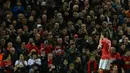 Gelandang Manchester United, Angel Di Maria menyapa suporter pada laga FA Cup melawan Arsenal di Old Trafford, Inggris, Senin (9/3/2015). Di Maria kini sudah resmi pindah ke Paris Saint Germain. (EPA/Nigel Roddis)