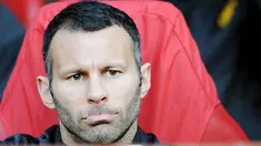 Gelandang senior Manchester United, Ryan Giggs di bangku cadangan di semifinal Liga Champions menghadapi Arsenal di Old Trafford, Manchester, pada 29 April 2009. AFP PHOTO/PAUL ELLIS