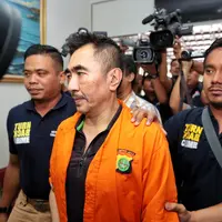 Gatot Brajamusti Tiba Di Polda (Adrian Putra/Bintang.com)