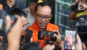 Bupati Lampung Tengah, Ardito Wijaya berjalan menuju mobil tahanan usai dihadirkan pada rilis penetapan status tersangka sekaligus penahanan di Gedung Merah Putih Komisi Pemberantasan Korupsi (KPK), Jakarta, Kamis (11/12/2025). (Liputan6.com/Helmi Fithriansyah)