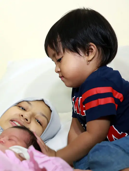 "Makanya slama kehamilan trimester ke 3 stiap malam sampai subuh saya tdk bs tdr, karna kerjaan nya garuk2, kompres badan pake es, dan pake minyak angin." tulis Natasha. (Deki Prayoga/Bintang.com)