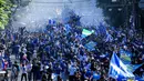 Warga menyambut tim dan ofisial Persib Bandung saat pawai perayaan gelar juara BRI Super League 2025/2026 di Bandung, Jawa Barat, Minggu (24/5/2026). (Bola.com/Bagaskara Lazuardi)