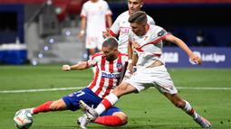 Gelandang Atletico Madrid, Yannick Ferreira Carrasco, berebut bola dengan bek Real Mallorca, Antonio Raillo, pada laga lanjutan La Liga di Wanda Metropolitano, Sabtu (4/7/2020) dini hari WIB. Atletico Madrid menang 3-0 atas Mallorca. (AFP/Pierre-Philippe Marcou)