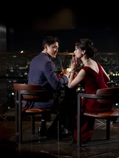 Melalui Whisper of Romance, berbagai momen indah di hari kasih sayang diabadikan dengan penuh kehangatan.