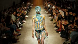 Seorang model wanita memakai busana rancangan desainer Valentim Quaresma selama acara Lisbon Fashion Week, Portugal, Sabtu (10/10/2015). Busana yang ditampilkan dalam acara ini merupakan koleksi musim panas 2016. (REUTERS/Rafael Marchante)