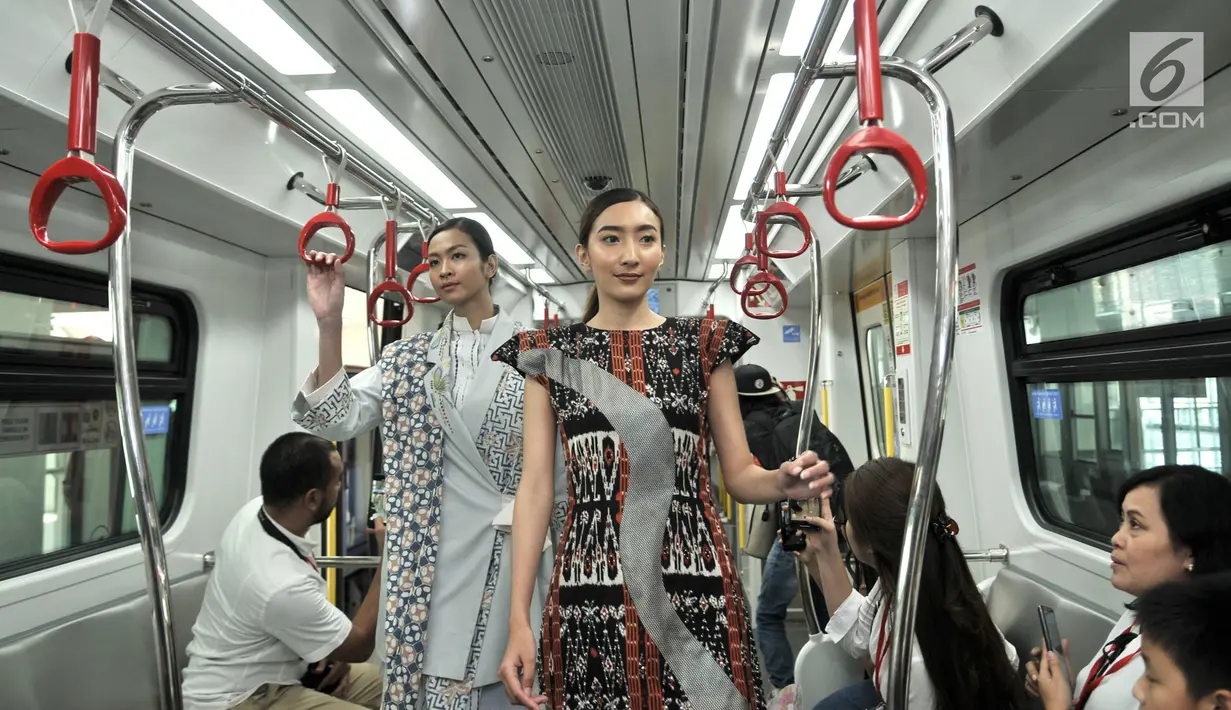 Model berpose saat memeragakan busana pada acara Jakarta Fashion & Food Festival (JFFF) 2019 di gerbong Light Rail Transit (LRT) Jakarta rute Stasiun Velodrome-Stasiun Boulevard Utara, Jakarta, Selasa (13/8/2019). (merdeka.com/Iqbal Nugroho)