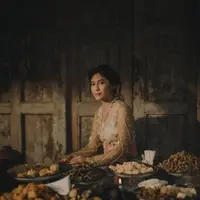 Ibu dua anak ini mengenakan kebaya transparan dengan aksen embroidery putih dengan inner kutang putih motif bunga dipadukan kain batik pink. [@bramsky.bramsky]