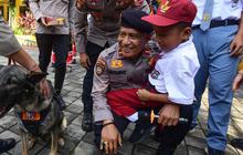 FOTO: Semangat Murid SLB Belajar Bersama Anjing K-9 Mabes Polri