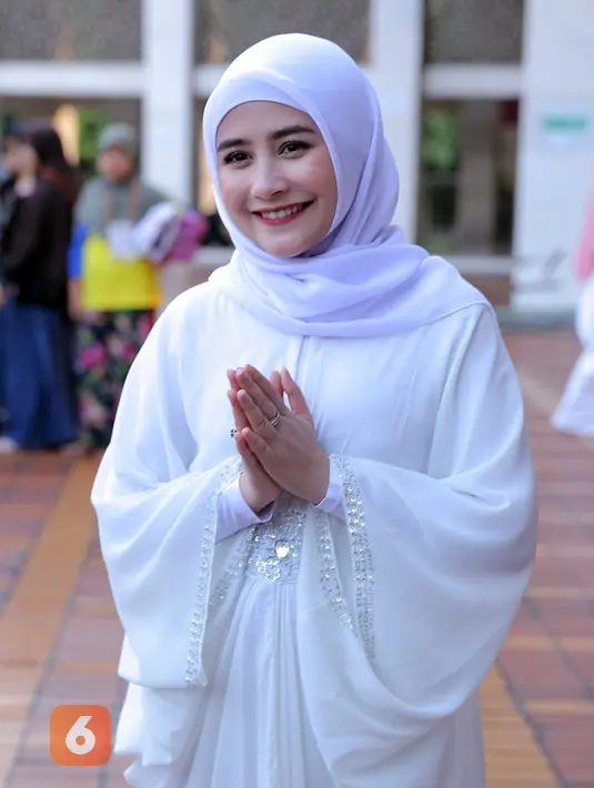 Prilly Latuconsina hadir dalam peluncuran Gerakan Nasional Mencintai Alquran (Ku Cinta Alquran) di Masjid Istiqlal, Jakarta Pusat, Senin (4/6/2018). Ia mengaku senang ikut terlibat dalam acara tersebut. (Deki Prayoga/Bintang.com)