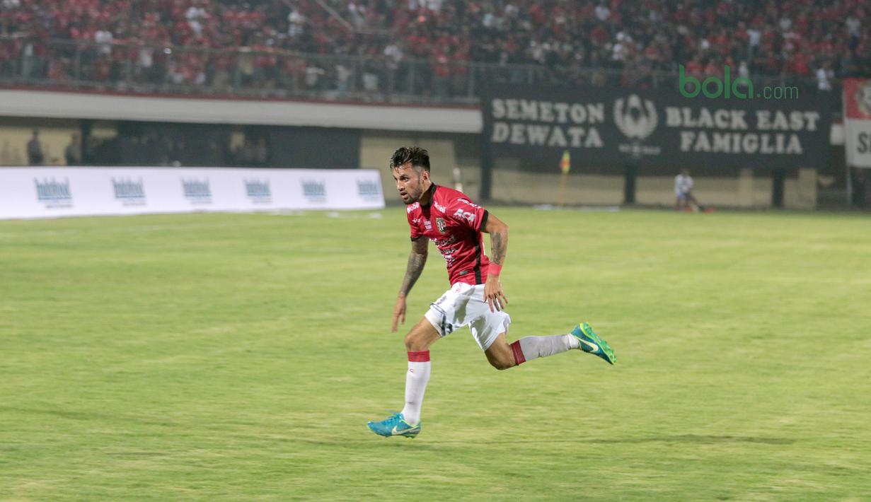 Stefano Lilipaly mencetak gol indah setelah mengecoh kiper Thanh Hoa pada Piala AFC 2018 di Stadion Kapten I Wayan Dipta, Gianyar, Bali, Rabu (7/3/2018). Bali United menang 3-1.  (Bola.com/NIcklas Hanoatubun)