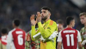 Kiper Arsenal, David Raya memberikan tepuk tangan setelah laga Liga Europa 2023/2024 melawan Atalanta di Atleti Azzurri d'Italia stadium, Bergamo, Italia, Jumat (20/09/2024) WIB. (AP Photo/Antonio Calanni)