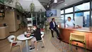 Presiden Direktur Bayer Indonesia Kinshuk Kunwar (kiri) berbincang dengan Country Division Head Crop Science Indonesia and Malaysia Patrick Gerlich (kanan) di salah satu ruang kantor pusat Bayer Indonesia, Jakarta, Selasa (14/12/2021). (Liputan6.com/Fery Pradolo)