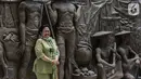 Ketua Umum PDIP Megawati Soekarnoputri  depan patung relief Sarinah yang dibuat era pemerintahan Presiden Soekarno, Jakarta Pusat, Senin (13/6/2022). Dalam kunjungannya tersebut Megawati tampak didampingi Menteri BUMN Erick Thohir. (Liputan6.com/Johan Tallo)