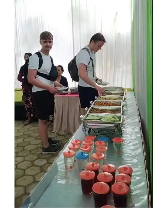 8 Potret Tingkah Kocak Bule saat Liburan di Indonesia Ini Viral