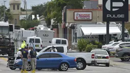 Agen FBI dan polisi melakukan olah TKP di lokasi penembakan brutal klub malam gay Pulse di Kota Orlando, Florida, AS, Minggu (12/6). Penembakan brutal yang dilakukan Omar Mateen itu menewaskan 50 orang dan melukai 53 lainnya. (Mandel Ngan/AFP)
