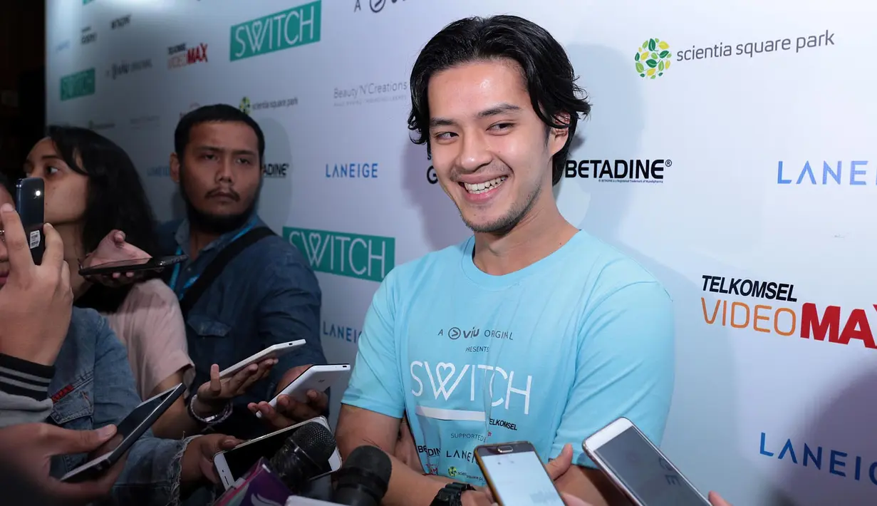 Kabar kedekatan Morgan Oey dan penyanyi Aura kasih bermula dari sebuah postingan di media sosial. Saat ditemui awak media dalam peluncuran  drama seri Switch di Plaza Kuningan, Jakarta, Rabu (14/6) Morgan menjawab santai. (Deki Prayoga/Bintang.com)