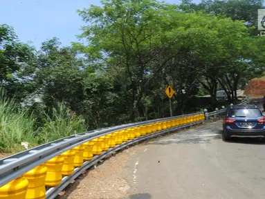 Teknologi roller barrier terpasang di tanjakan letter S Kampung Bantarselang, Kecamatan Cikidang, Kabupaten Sukabumi, Minggu (6/1). Teknologi pembatas jalan untuk menekan angka kecelakaan ini diadopsi dari Korea Selatan. (Merdeka.com/Arie Basuki)