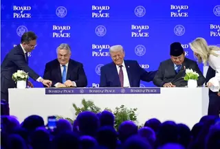 Presiden RI Prabowo Subianto menandatangani Piagam Dewan Perdamaian Gaza di sela World Economic Forum 2026 di Davos, Swiss, Kamis (22/1/2026). (Dok. Tim Media Presiden/Instagram @presidenrepublikindonesia)
