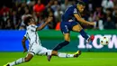 Pemain Juventus Juan Cuadrado (kiri) berebut bola dengan pemain Paris Saint-Germain (PSG) Kylian Mbappe pada pertandingan sepak bola Grup H Liga Champions di Stadion Parc des Princes, Paris, Prancis, 6 September 2022. PSG mengalahkan Juventus dengan skor 2-1. (AP Photo/Thibault Camus)