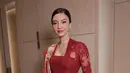 Raline Shah tampil elegan dengan kebaya kutubaru lace rancangan Didiet Maulana. Dipadu dengan kain batik sutra print sebagai bawahan dan selendang bahu [@bubahalfian]