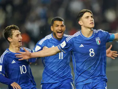 Pemain Timnas Italia U-20, Cesare Casadei, melakukan selebrasi setelah mencetak gol ke gawang Timnas Inggris U-20 pada babak 16 besar Piala Dunia U-20 2023 di Stadion La Plata, Rabu (31/5/2023). Italia menang dengan skor 2-1 atas Inggris. (AP Photo/Ivan Fernandez)