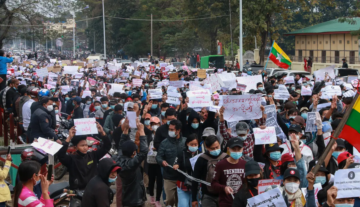 Para pengunjuk rasa mengambil bagian dalam demonstrasi menentang kudeta militer di Myitkyina di negara bagian Kachin Myanmar (8/3/2021). Bentrokan warga anti kudeta militer dengan aparat keamanan Myanmar masih terus berlangsung. (AFP/STR)