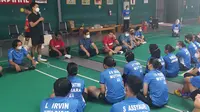 Pebulutangkis Dunia, Anthony Ginting saat memberikan motivasi kepada 43 atlet asal Jabar yang akan ikut Seleknas di camp Pelatnas PBSI, Cipayung, 10-15 Januari 2022. (Dok. Humas PBSI Jawa Barat)