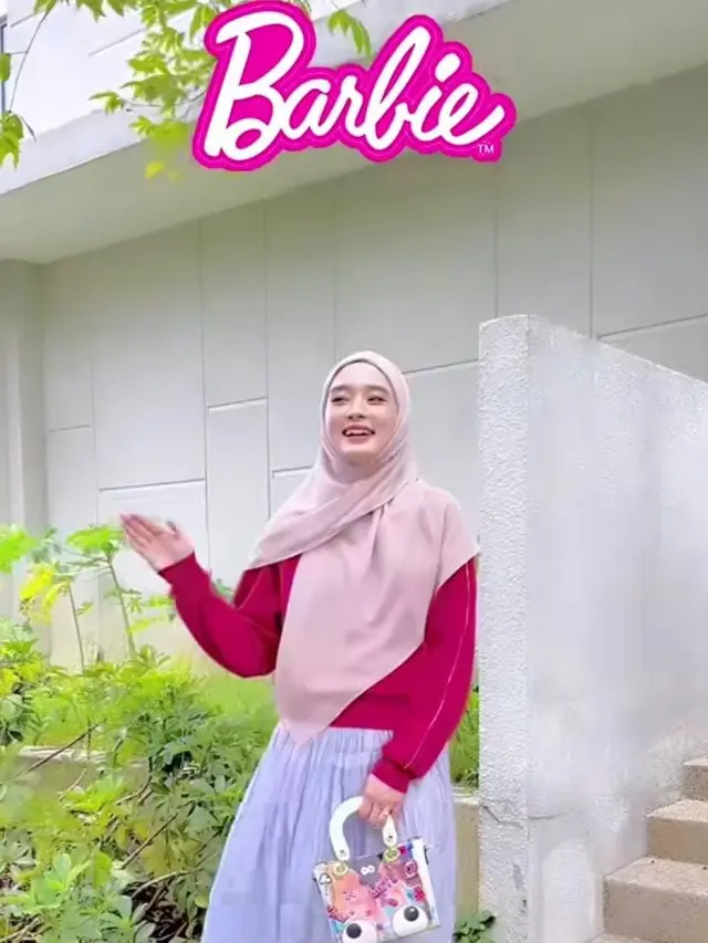 Potret Inara Rusli saat Cosplay Jadi Barbie