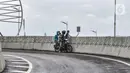 Pengendara sepeda motor mengamati pemandangan dari atas flyover Lenteng Agung, Jakarta, Minggu (31/1/2021). Uji coba flyover tapal kuda dilakukan selama tiga hari, mulai 31 Januari 2021 hingga 2 Februari 2021. (merdeka.com/Iqbal S. Nugroho)