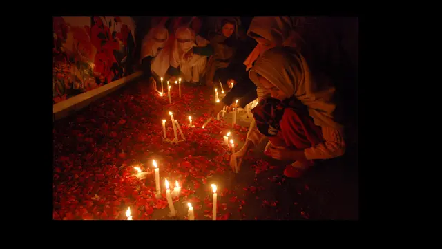 Aksi berkabung warga Pakistan setelah serangan taliban di sekolah Peshawar. (Reuters)