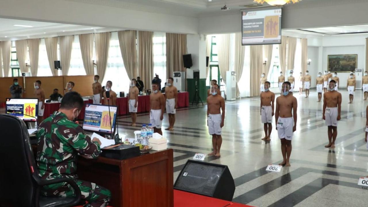 "Siahaan yang terkenal lurus dan jujur itu sangat tidak senang dengan cara yang tidak fair," kenang TB Silalahi tentang sosok pamannya.