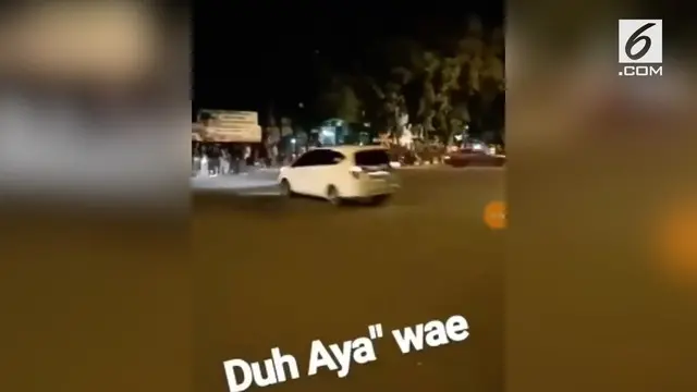 Beredar video di media sosial, sebuah mobil yang gagal melakukan drifting dan menabrak kerumunan orang di tepi jalan.