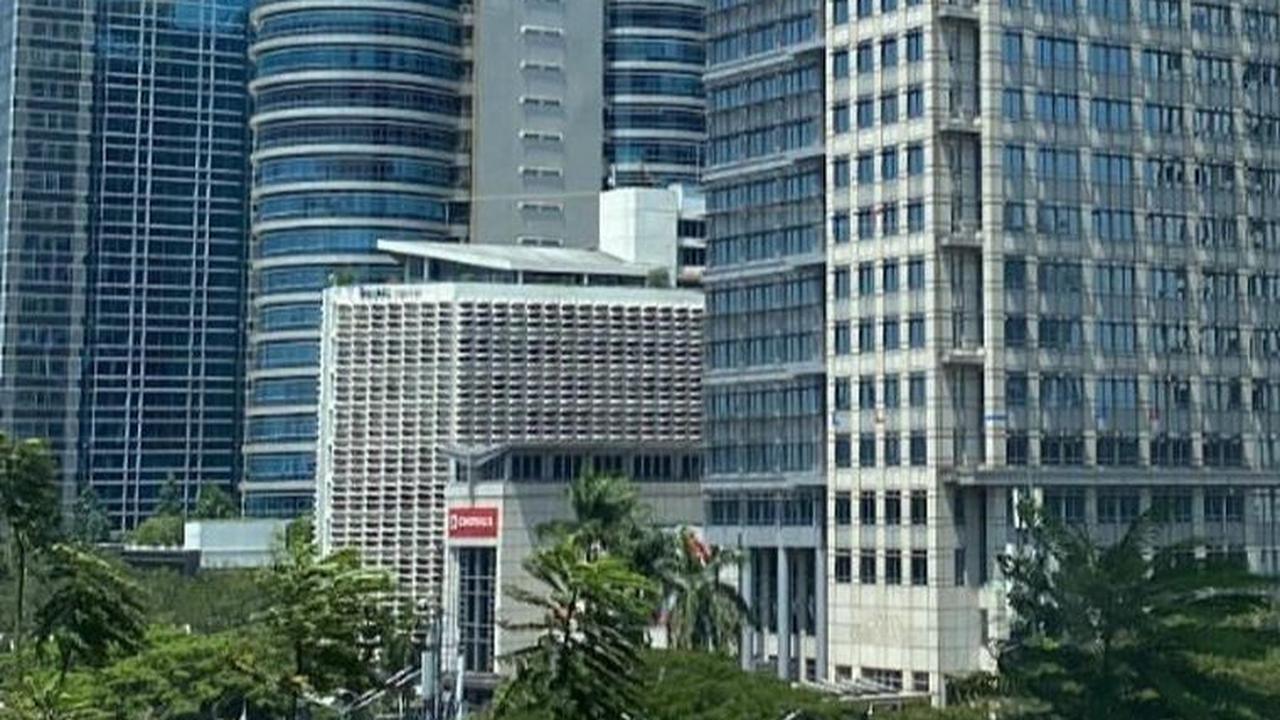 Momen langit biru ini dibagikan akun @jktinfo pada Selasa (12/9) siang tadi.