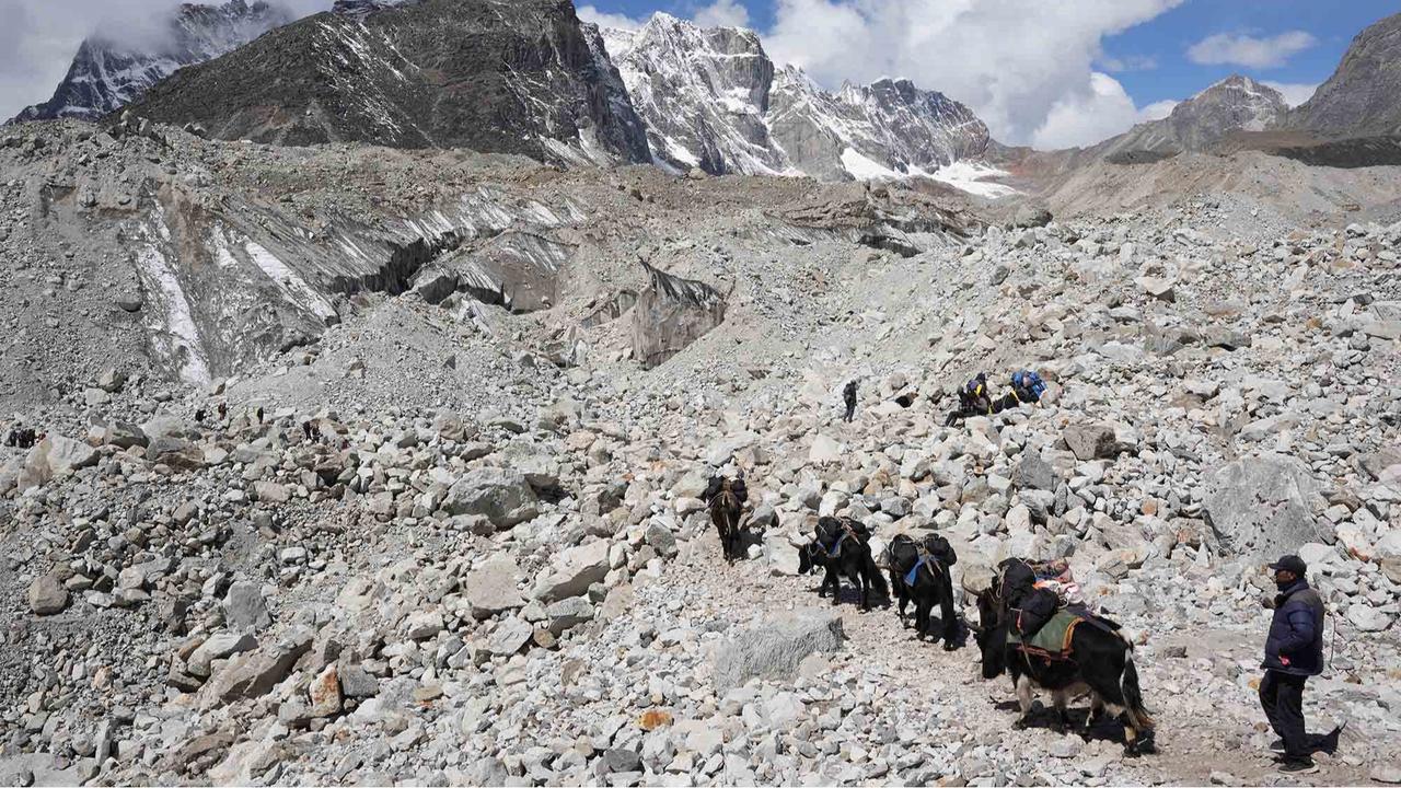 FOTO: Keindahan Alam Himalaya Menuju Basecamp Gunung Everest