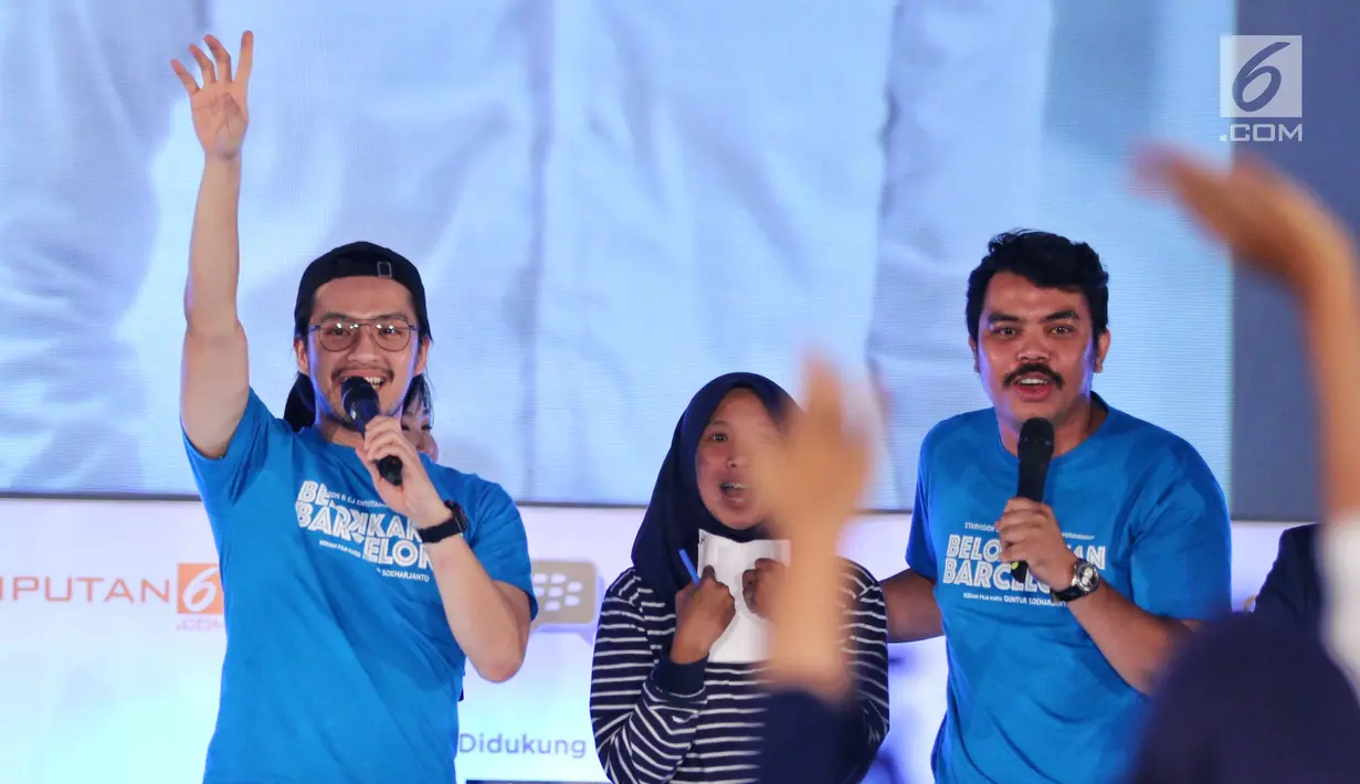 Pemain Belok Kanan Barcelona, Morgan Oey dan Ananta Rispo menyapa penonton dalam acara Emtek Goes To Campus (EGTC) 2018 Di Dome Universitas Muhammadyah Malang, Kamis (27/9). (Liputan6.com/Johan Tallo)