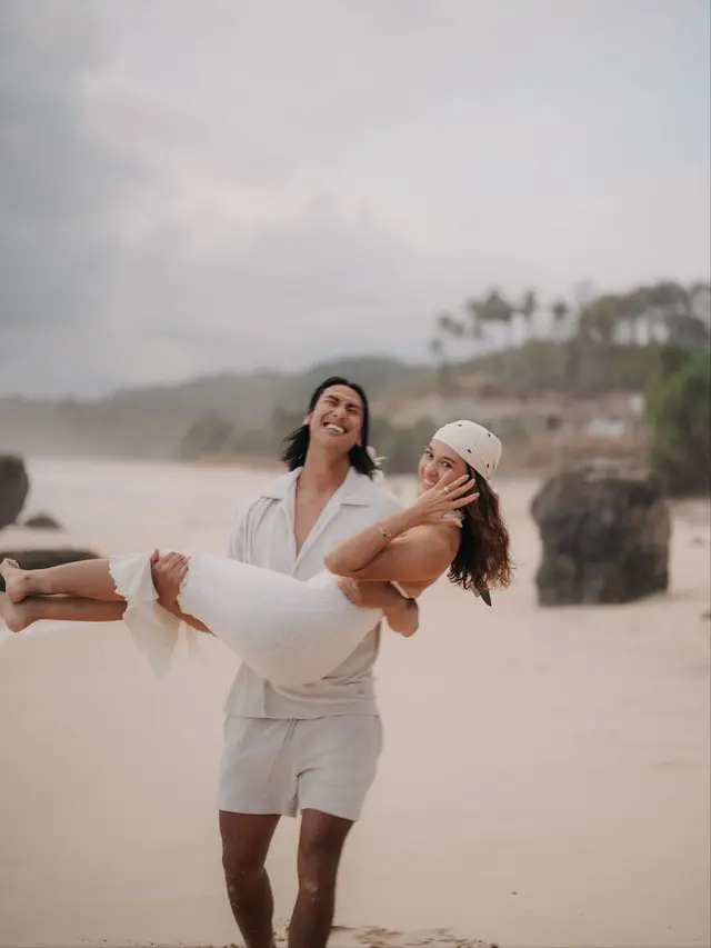 Resmi Dilamar! Sean Gelael Lamar Hana Malasan dengan Cincin Berlian di Tepi Pantai