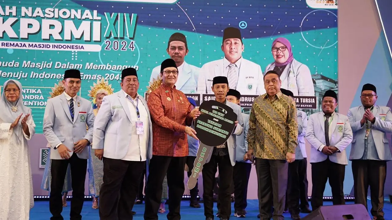 Prabowo Subianto menyumbangkan 100 unit mobil untuk perawatan masjid pada acara Munas ke-14 BKPRMI di Medan, Sumatera Utara, Jumat (9/8/2024).