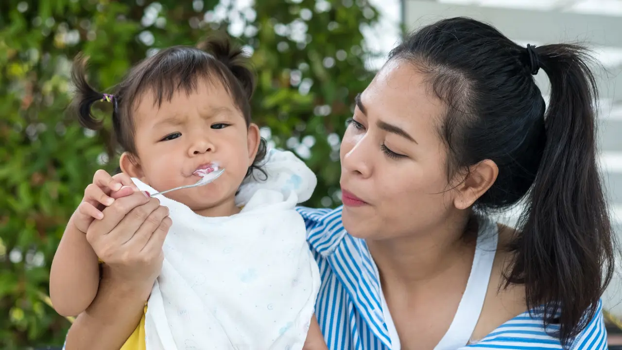 menyuapi anak