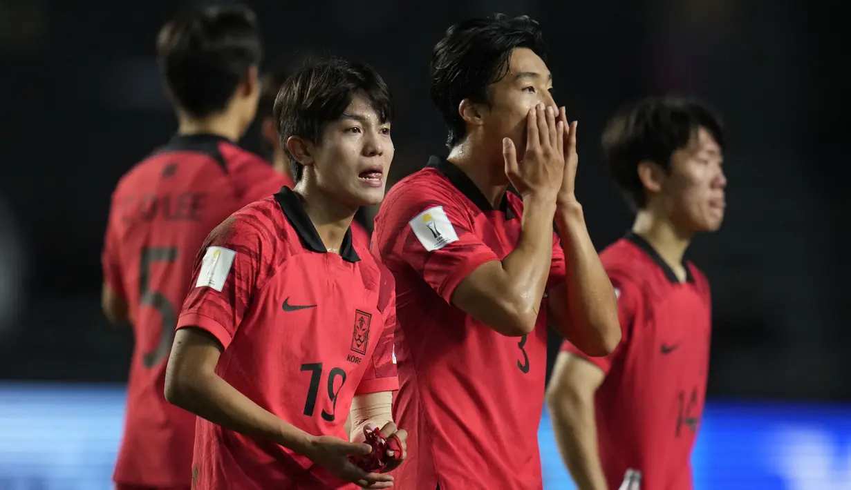 Ekspresi kesedihan pemain Korea Selatan U-20 setelah dikalahkan Timnas Italia U-20 dalam pertandingan semifinal Piala Dunia U-20 2023 yang digelar di Estadio Unico Diego Maradona, La Plata, Jumat (9/6/2023) pagi WIB. (AP Photo/Ricardo Mazalan)