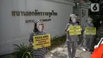 Sejumlah orang yang tergabung dalam PETA menggelar aksi di depan Kedutaan Besar Thailand di Jakarta, Selasa (8/12/2020). Mereka meminta dubes Thailand untuk Indonesia mengakhiri penggunaan tenaga kerja monyet di industri kelapa Thailand oleh perusahaan seperti Chaokoh. (Liputan6.com/Faizal Fanani)