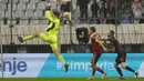 Penjaga gawang Rusia Matvey Safonov melakukan penyelamatan saat melawan Kroasia pada pertandingan sepak bola kualifikasi Grup H Piala Dunia 2022 di Stadion Poljud, Split, Kroasia, 14 November 2021. Kroasia menang 1-0. (AP Photo/Darko Bandic)