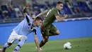 Gelandang Lazio, Luis Alberto, berebut bola dengan gelandang Cagliari, Artur Ionita, pada laga lanjutan Serie A pekan ke-35 di Stadio Olimpico, Jumat (24/7/2020) dini hari WIB. Lazio menang 2-1 atas Cagliari.(AFP/Filippo Monteforte)