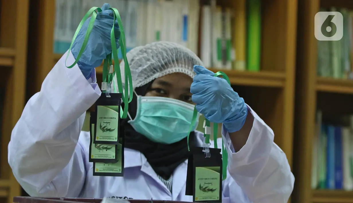 Pekerja lab menunjukkan kalung antivirus corona dari hasil pengolahan laboratorium nano teknologi di balai penelitian dan pengembangan Kementerian Pertanian, Bogor, Jawa Barat, Selasa (7/7/2020). Kalung itu diklaim berkhasiat untuk menghambat replikasi virus corona. (Liputan6.com/Herman Zakharia)