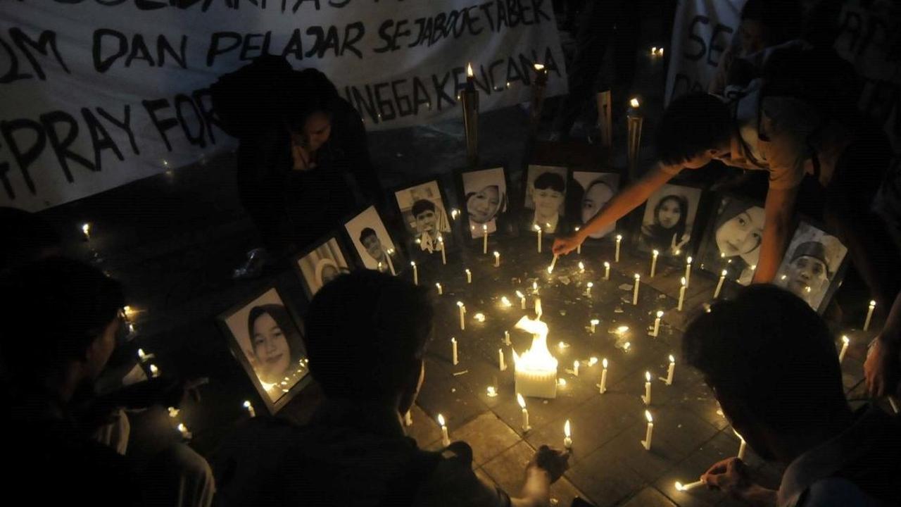 Aksi solidaritas dan doa bersama para pelajar se-Jabodetabek digelar dengan menyalakan lilin untuk mengenang tragedi kecelakaan maut bus pariwisata SMK Lingga Kencana di depan Kantor Kementerian Pendidikan dan Kebudayaan, Jakarta, Rabu (15/5/2024). Foto:
